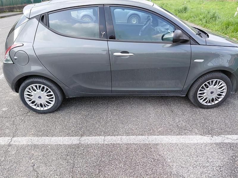 Usata Lancia Ypsilon 60 CV (44 kW) 2016 Grigio Utilitaria
