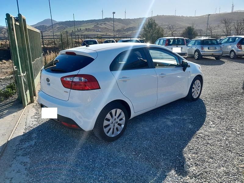Usata Kia Rio 90 CV (66 kW) 2012 Bianco Berlina