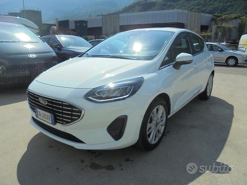 Bianco Usata 2023 Ford Fiesta Titanium Tre volumi | 14.700 € (Buon prezzo) - Immagine 1/4