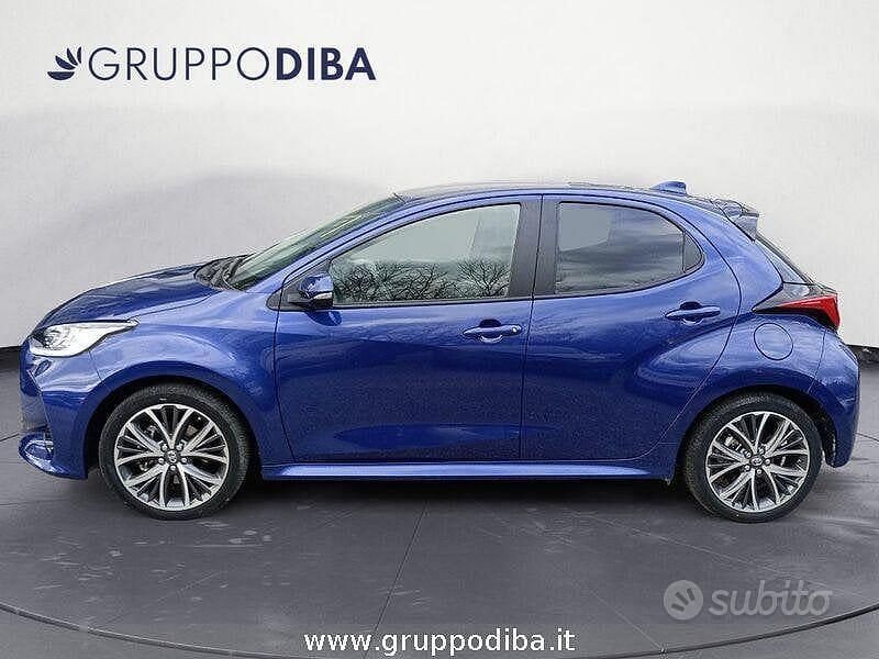 Usata Toyota Yaris Hybrid Lounge 131 CV (96 kW) 2024 Blu Berlina