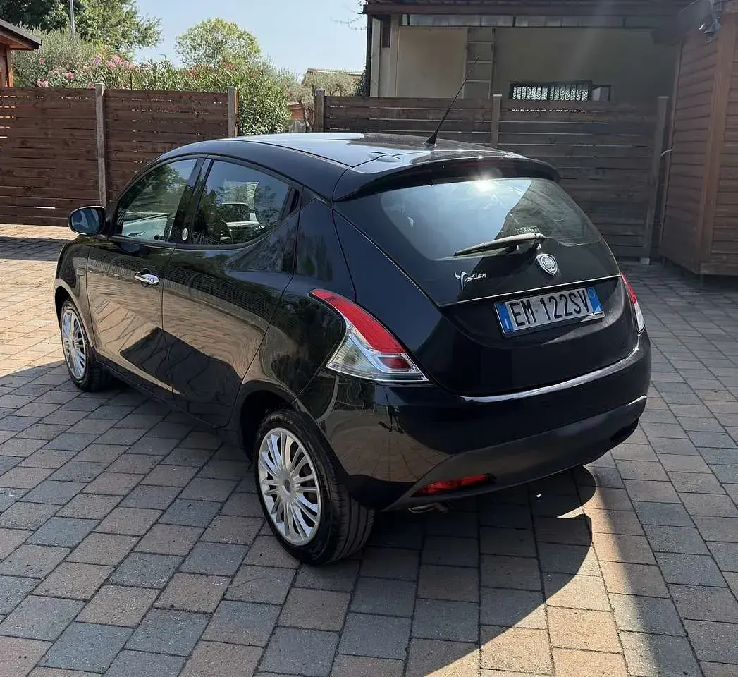 Usata Lancia Ypsilon 69 CV (50 kW) 2012 Nero Utilitaria