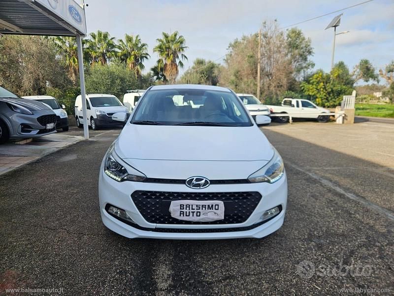 Usata Hyundai i20 Comfort 84 CV (61 kW) 2015 Bianco Berlina