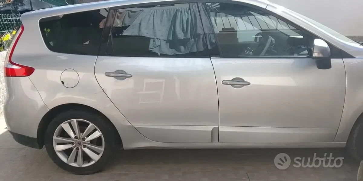 Usata Renault Scénic III 130 CV (95 kW) 2010 Grigio Monovolume