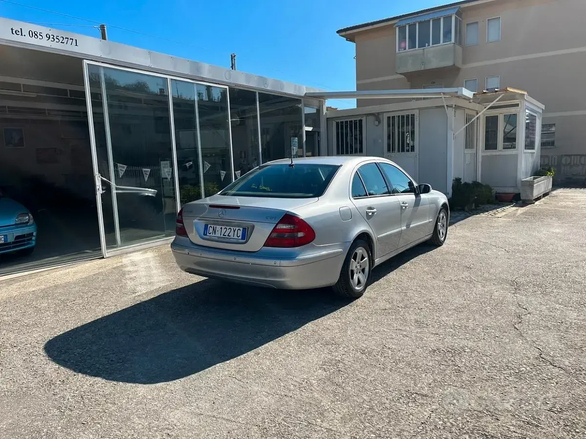 Usata Mercedes E220 Classic 150 CV (110 kW) 2004 Grigio Berlina