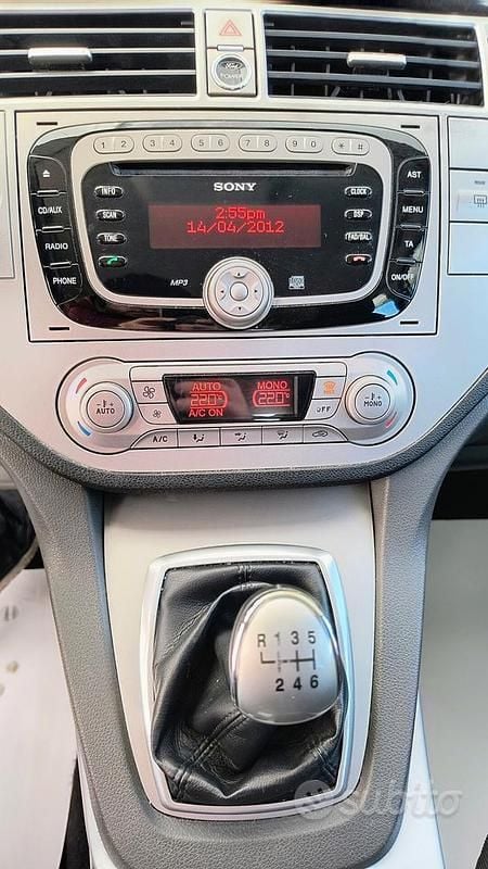 Usata Ford Kuga 140 CV (102 kW) 2012 Grigio SUV