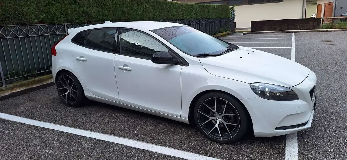 Usata Volvo V40 R-Design Kinetic 120 CV (88 kW) 2016 Bianco Berlina