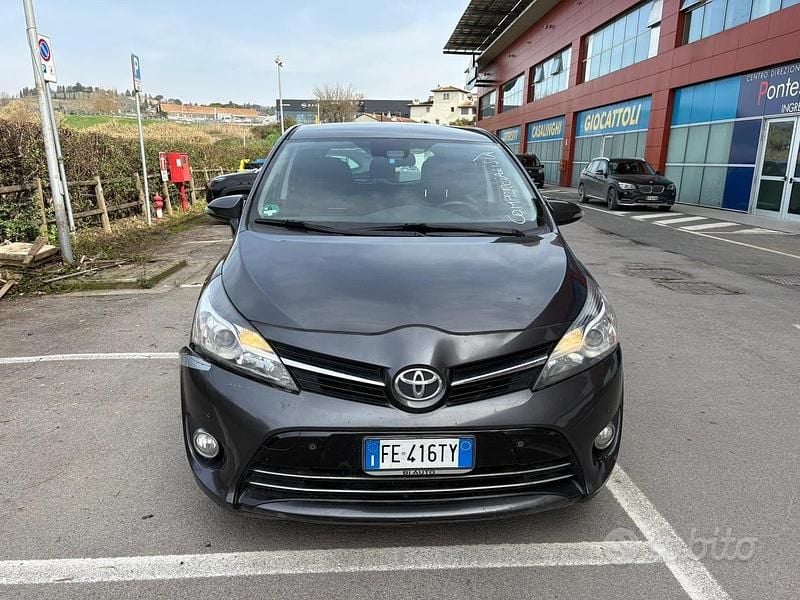 Usata Toyota Verso Style 111 CV (81 kW) 2016 Grigio Monovolume