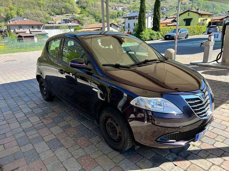 Usata Lancia Ypsilon 69 CV (50 kW) 2013 Nero Utilitaria