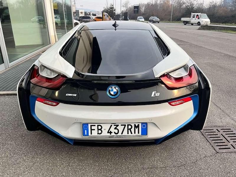 Usata BMW i8 231 CV (169 kW) 2015 Kristall white effetto perla Coupé