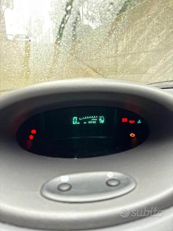 Usata Toyota Yaris 68 CV (50 kW) 2000 Grigio Utilitaria