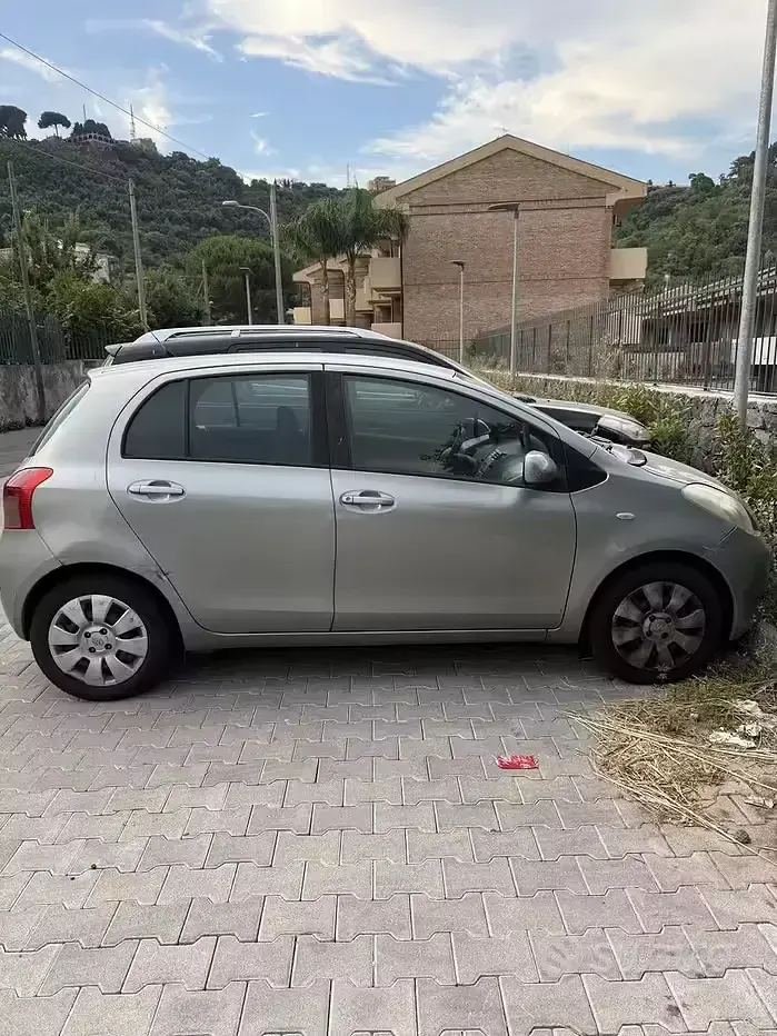 Usata Toyota Yaris 65 CV (47 kW) 2007 Grigio Utilitaria