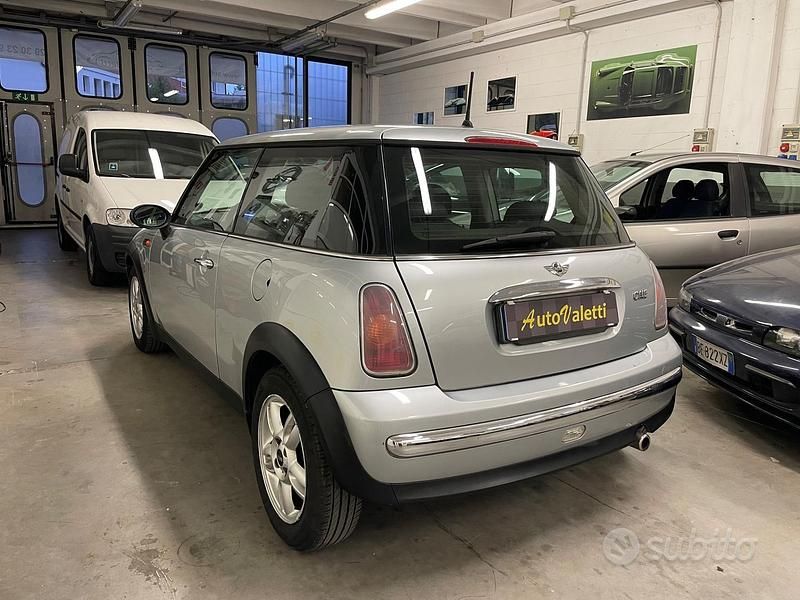 Usata Mini ONE 90 CV (66 kW) 2004 Grigio Utilitaria