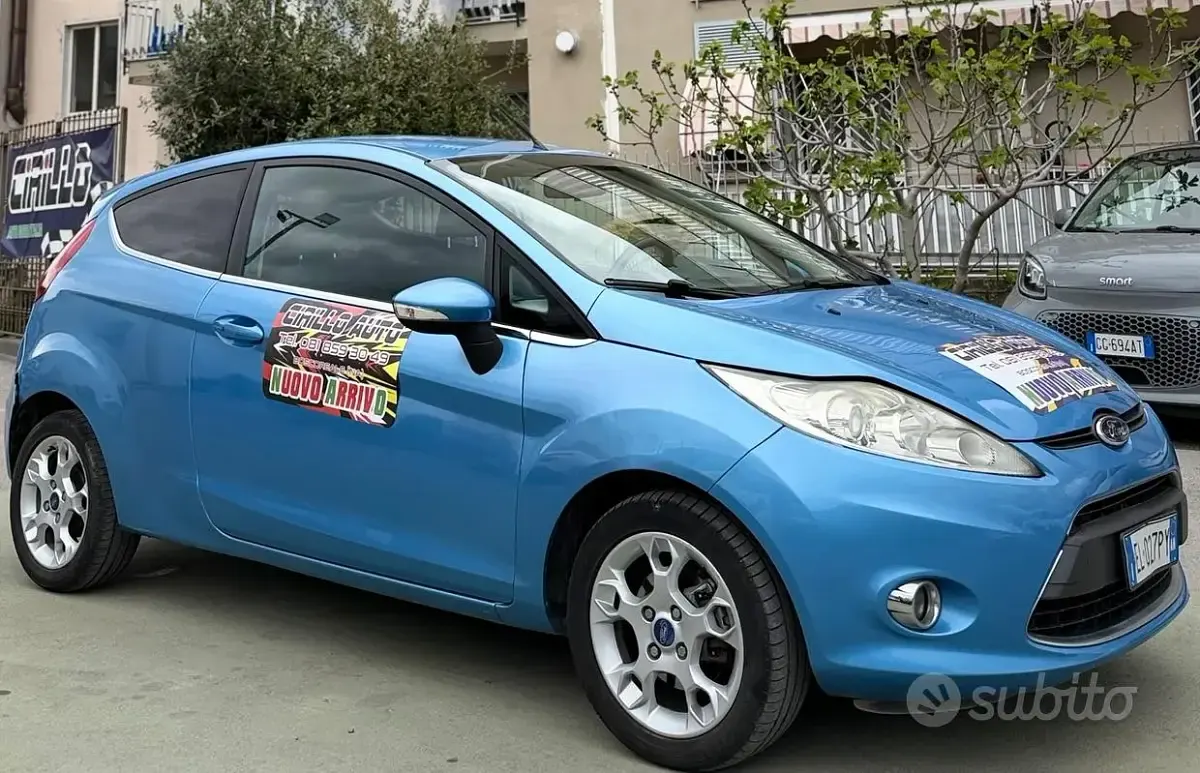 Usata Ford Fiesta 70 CV (51 kW) 2012 Blu Berlina