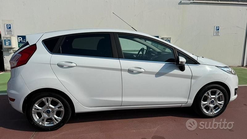 Usata Ford Fiesta Titanium 75 CV (55 kW) 2015 Bianco Berlina