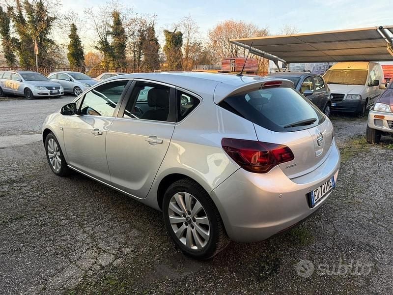 Usata Opel Astra Cosmo 110 CV (80 kW) 2010 Grigio Berlina