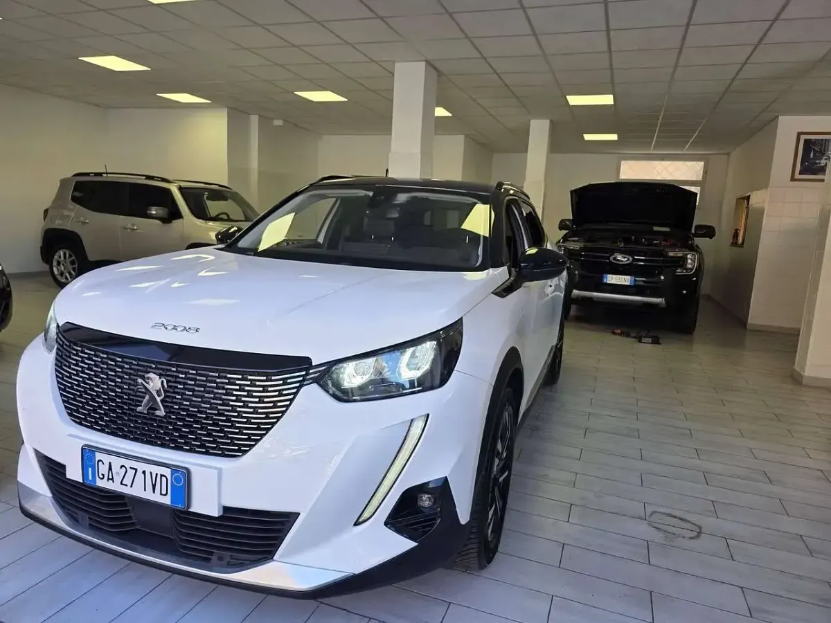 Usata Peugeot 2008 Allure 131 CV (96 kW) 2020 Bianco + tetto nero SUV