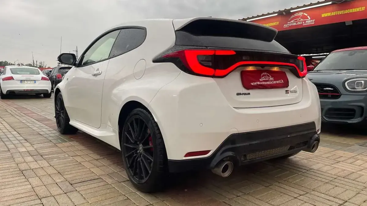 Usado Toyota Yaris 280 CV (205 kW) 2024 Blanco Utilitario