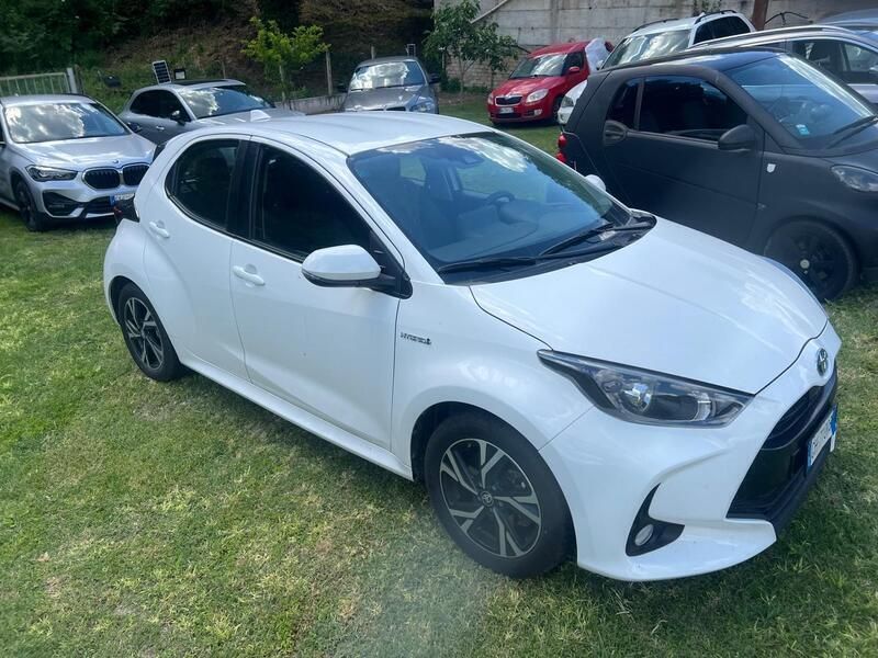 Usata Toyota Yaris Hybrid Lounge 92 CV (67 kW) 2022 Bianco Berlina