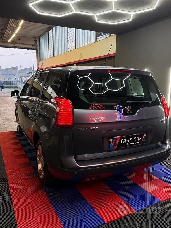 Usata Peugeot 5008 Allure 112 CV (82 kW) 2012 Grigio Monovolume