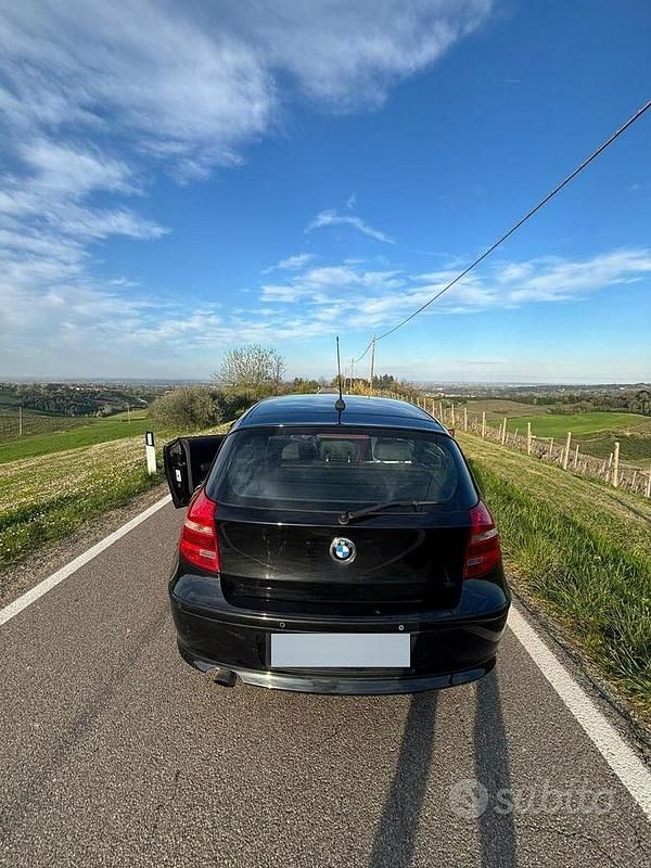 Usata BMW 116 122 CV (89 kW) 2008 Nero Utilitaria