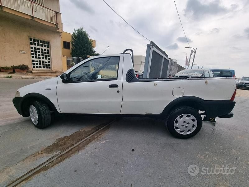 Usata Fiat Strada 62 CV (45 kW) 2004 Bianco Pick-up