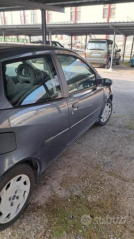 Usata Fiat Punto 60 CV (44 kW) 1999 Grigio Berlina