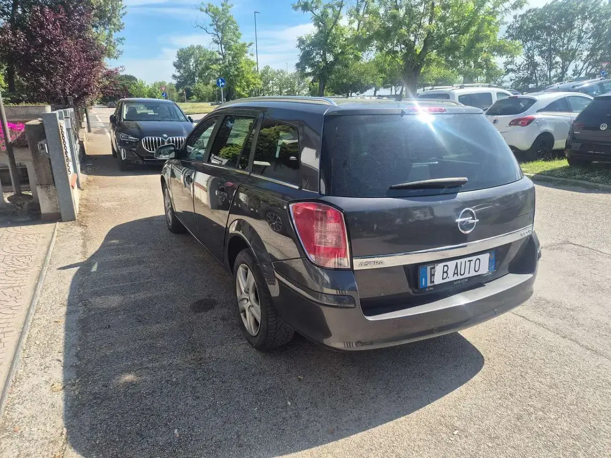 Usata Opel Astra Enjoy 110 CV (80 kW) 2010 Grigio Station wagon