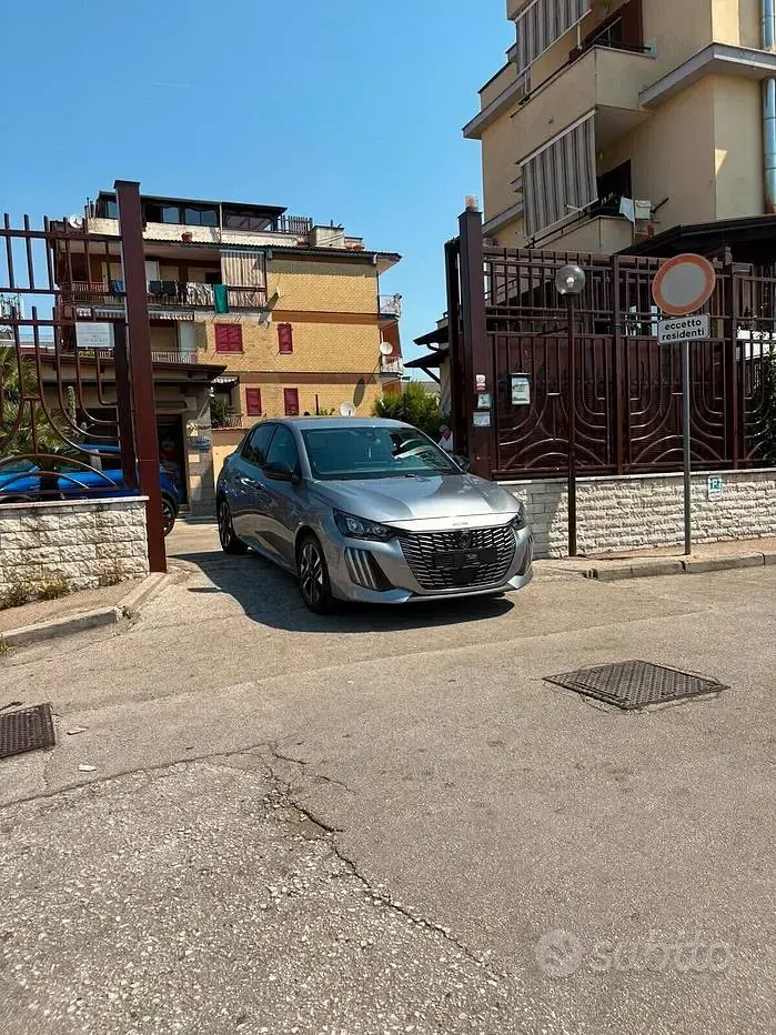 Usata Peugeot 208 Allure 101 CV (74 kW) 2025 Grigio Utilitaria