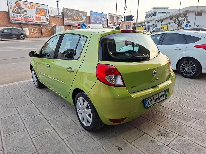Usata Renault Clio II 75 CV (55 kW) 2010 Verde Berlina