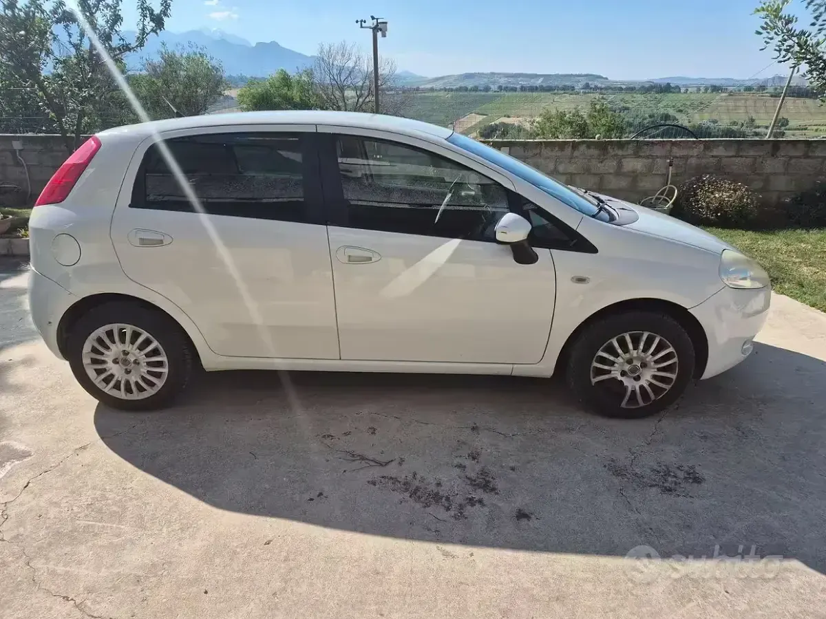 Usata Fiat Grande Punto 75 CV (55 kW) 2010 Bianco Utilitaria