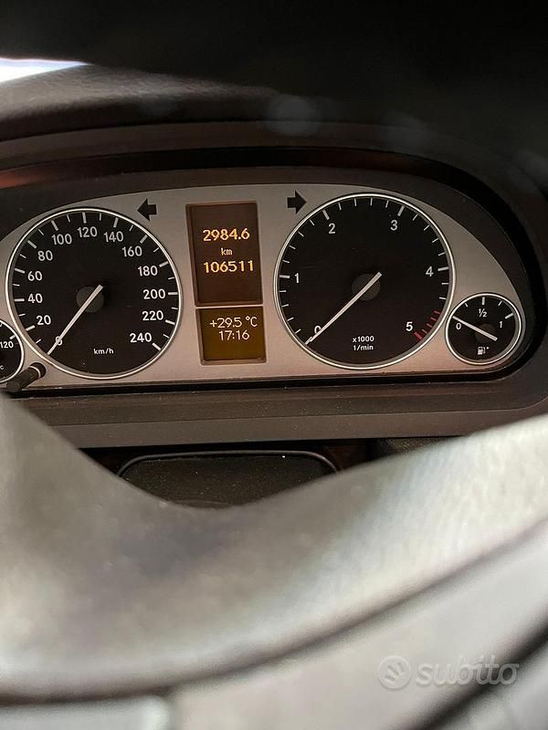 Usata Mercedes 200 140 CV (102 kW) 2011 Bianco Monovolume