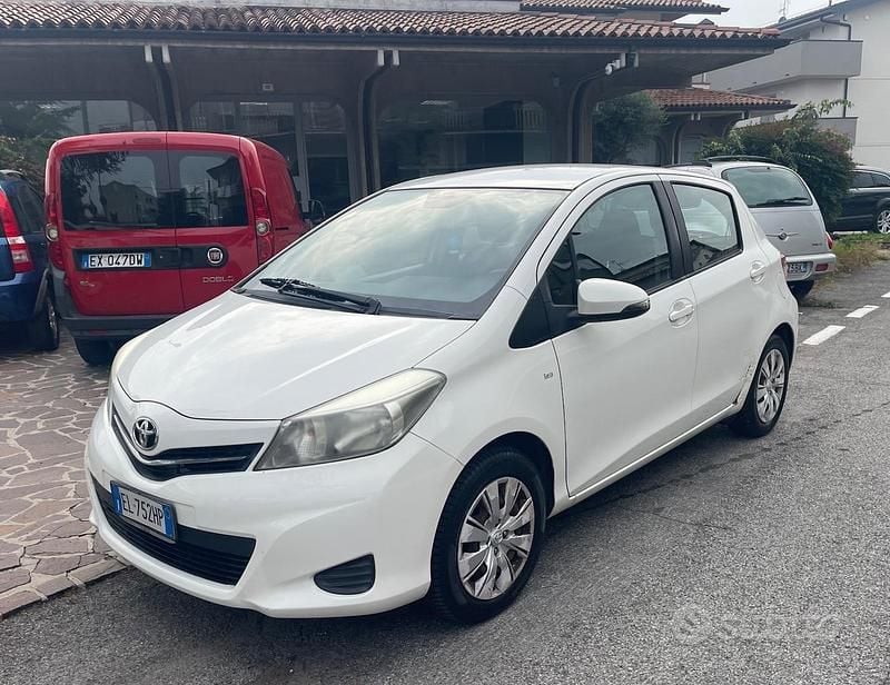 Bianco Usata 2012 Toyota Yaris Active Tre volumi | 3600 € (Ottimo prezzo) - Immagine 1/4