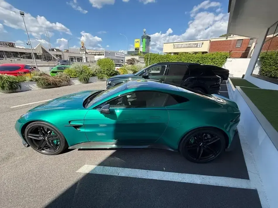 Usata Aston Martin V8 Vantage 665 CV (489 kW) 2024 Verde Coupé