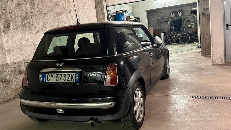 Begagnad Mini ONE 90 HK (66 kW) 2002 Svart Halvkombi
