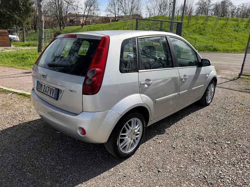 Usata Ford Fiesta Ghia 68 CV (50 kW) 2007 Other Utilitaria