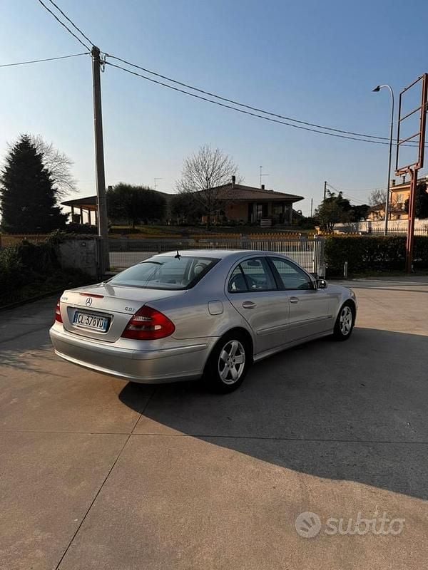 Usata Mercedes E270 177 CV (130 kW) 2004 Grigio Berlina