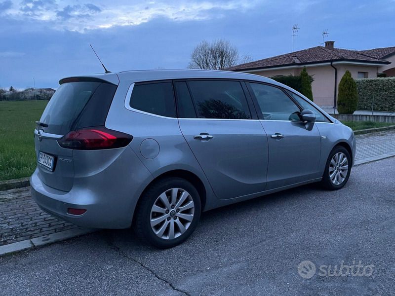 Grigio Usata 2012 Opel Zafira Monovolume | 6900 € (Molto cara) - Immagine 1/4