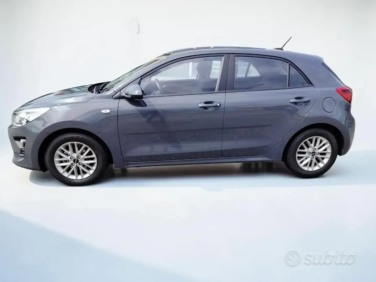 Usata Kia Rio Style 84 CV (61 kW) 2022 Grigio scuro metallizzato Berlina