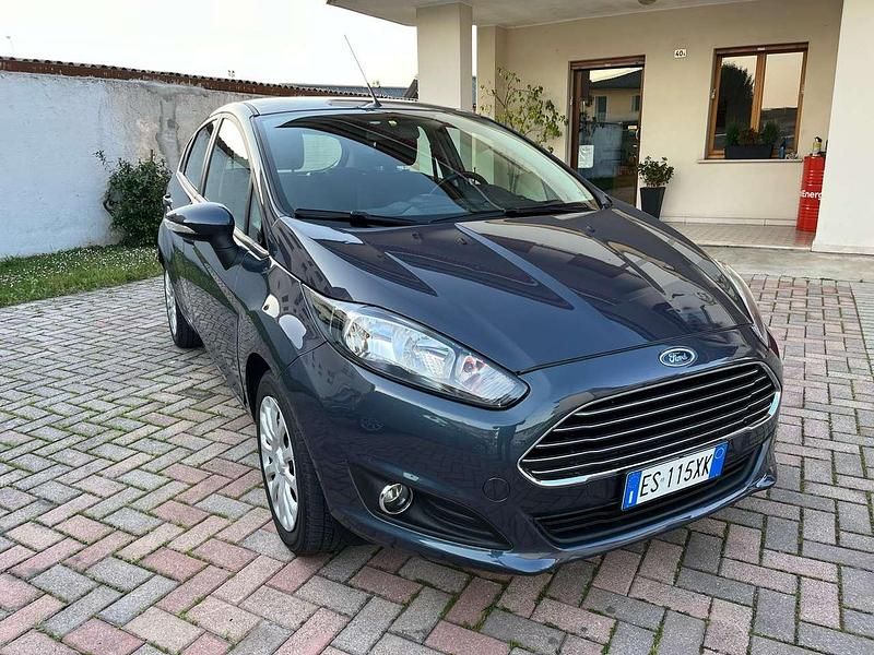 Usata Ford Fiesta Business Edition 75 CV (55 kW) 2013 Grigio Utilitaria