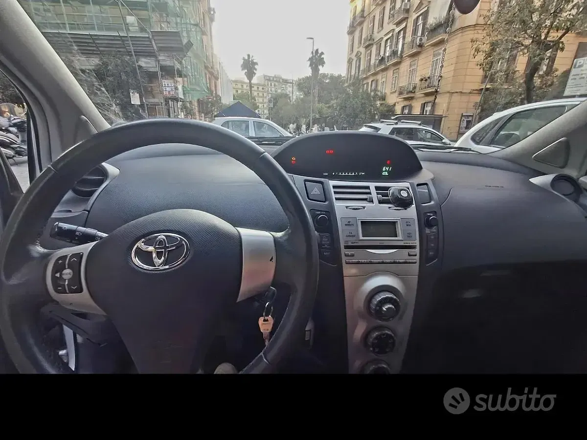 Usata Toyota Yaris 65 CV (47 kW) 2008 Grigio Utilitaria