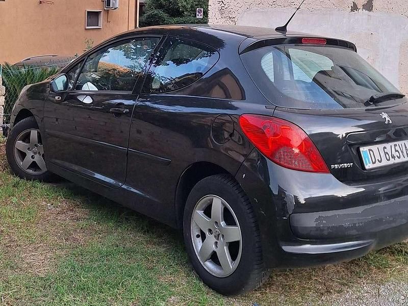 Nero Usata 2008 Peugeot 207 Tre volumi | 2000 € (Buon prezzo) - Immagine 1/4