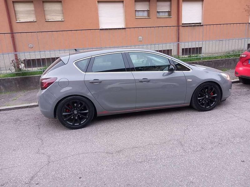 Usata Opel Astra Cosmo 110 CV (80 kW) 2010 Grigio Berlina