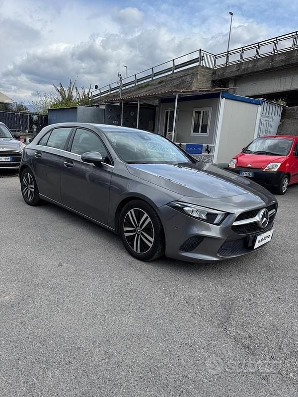 Usata Mercedes A180 116 CV (85 kW) 2019 Grigio Berlina