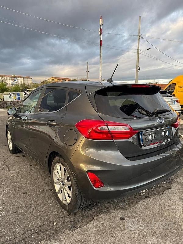 Usata Ford Fiesta Vignale 85 CV (62 kW) 2019 Grigio Utilitaria