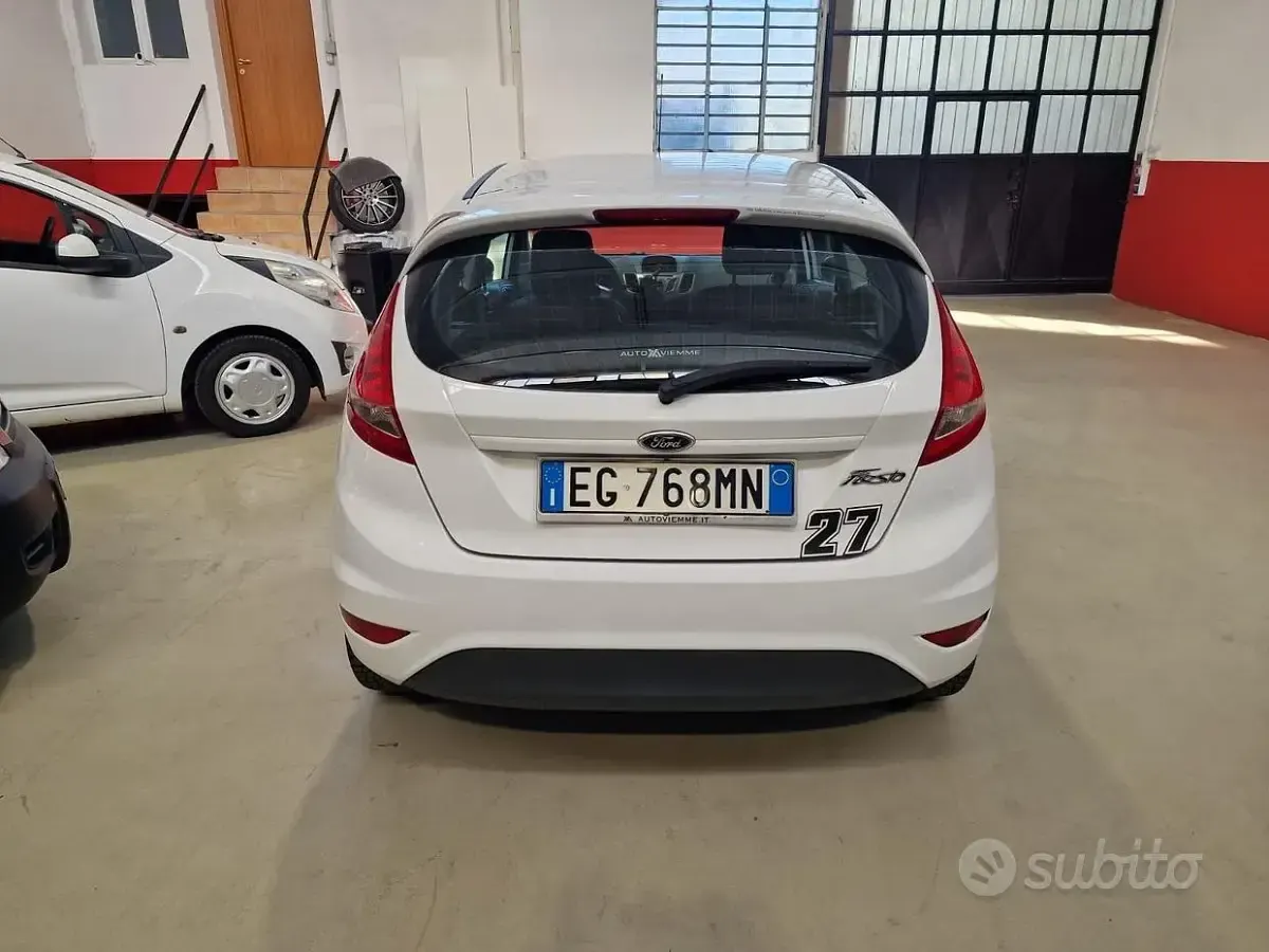 Usata Ford Fiesta Titanium 82 CV (60 kW) 2011 Bianco Berlina
