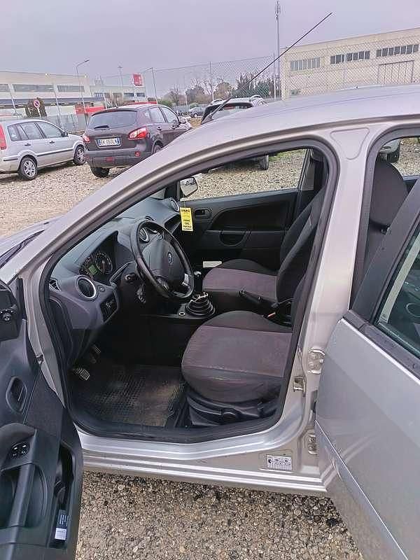 Usata Ford Fiesta Titanium 68 CV (50 kW) 2007 Argento Utilitaria