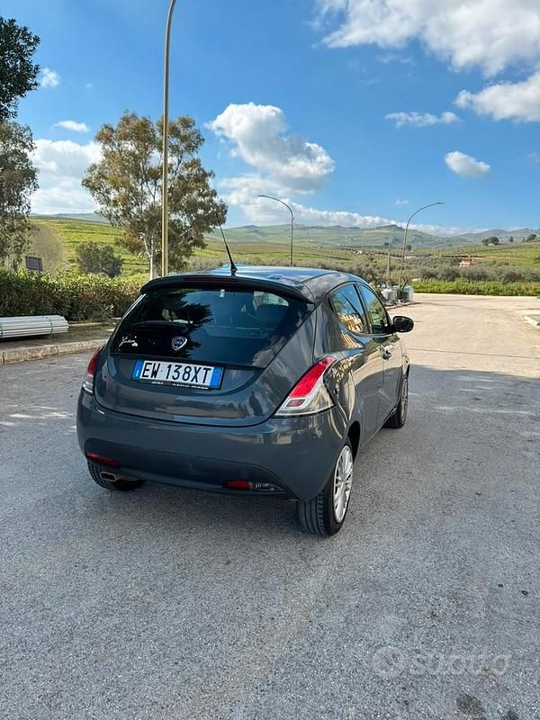 Usata Lancia Ypsilon 95 CV (69 kW) 2014 Grigio Utilitaria