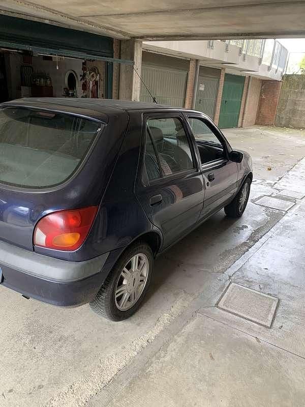 Usata 1999 Ford Fiesta Studio Berlina | 1000 € (Buon prezzo) - Immagine 1/4