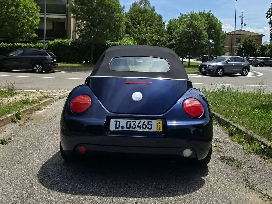Usata VW New Beetle 102 CV (75 kW) 2005 Blu/azzurro Utilitaria