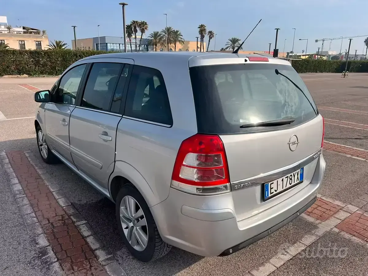 Usata Opel Zafira 150 CV (110 kW) 2011 Grigio Monovolume